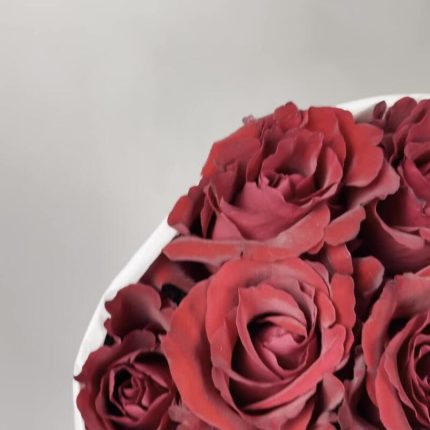 Букет 15 красных роз в розовой упаковке